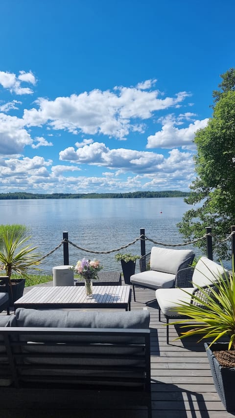 Beautiful Finnish log house by the lake