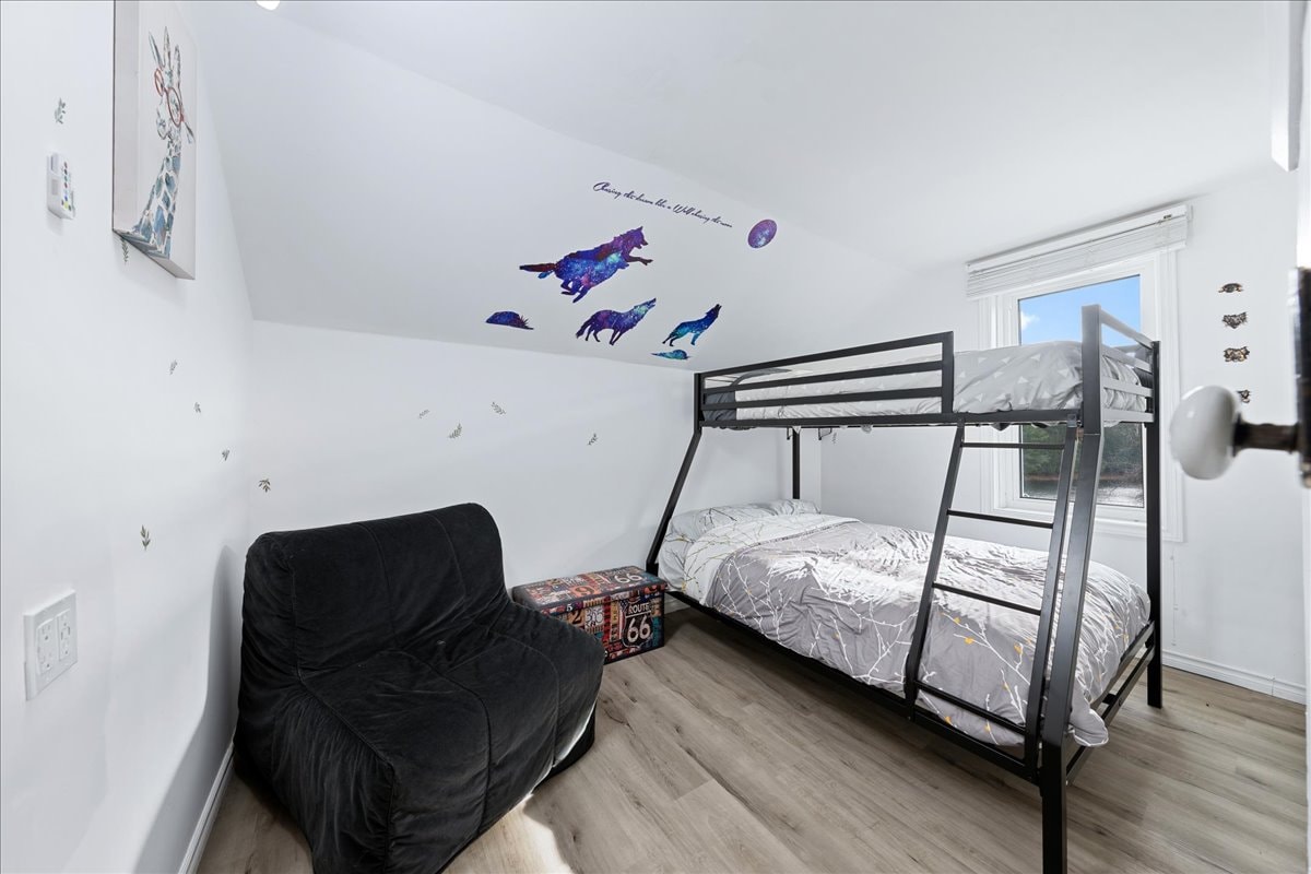 מיטת קומתיים מעל מיטה זוגית וספה נפתחת יכולה להכיל עד 4 אנשים. תיבת האחסון כוללת מצעים לספה הנפתחת