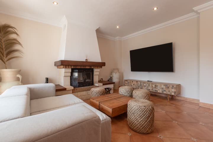 Zona sofa, TV i puf u prizemlju 