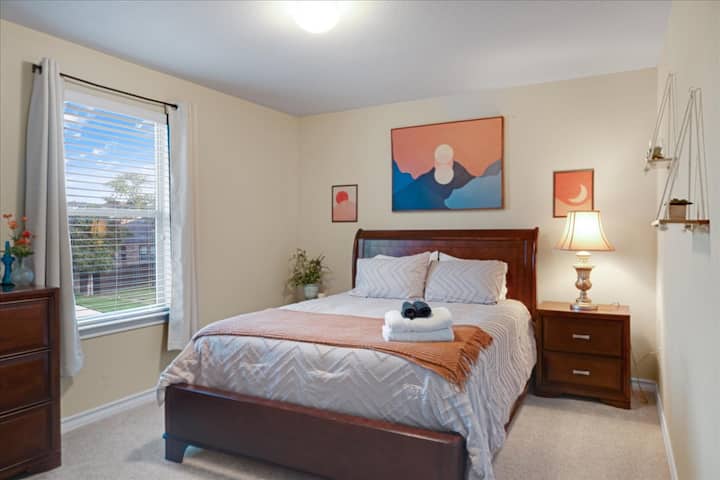 Este encantador dormitorio queen en la planta superior ofrece un acogedor refugio con ropa de cama suave, toques decorativos y mucho espacio en el armario para tu estancia. También incluye una mesita de noche, un vestidor, un armario y un espejo grande.