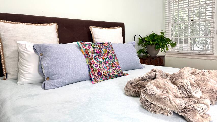 Family Comfort 1200 sqft Home () Walk to Rodeo Dr gallery image 3