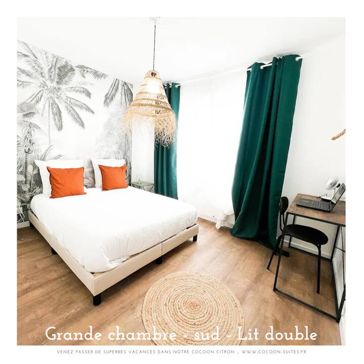 CocOon & Suites vi presenta Le CocOon Citron, un pied-à-terre al mare: ecco la prima camera da letto, molto luminosa, ha una tapparella e una doppia tenda. Potete anche isolarvi per lavorarvi