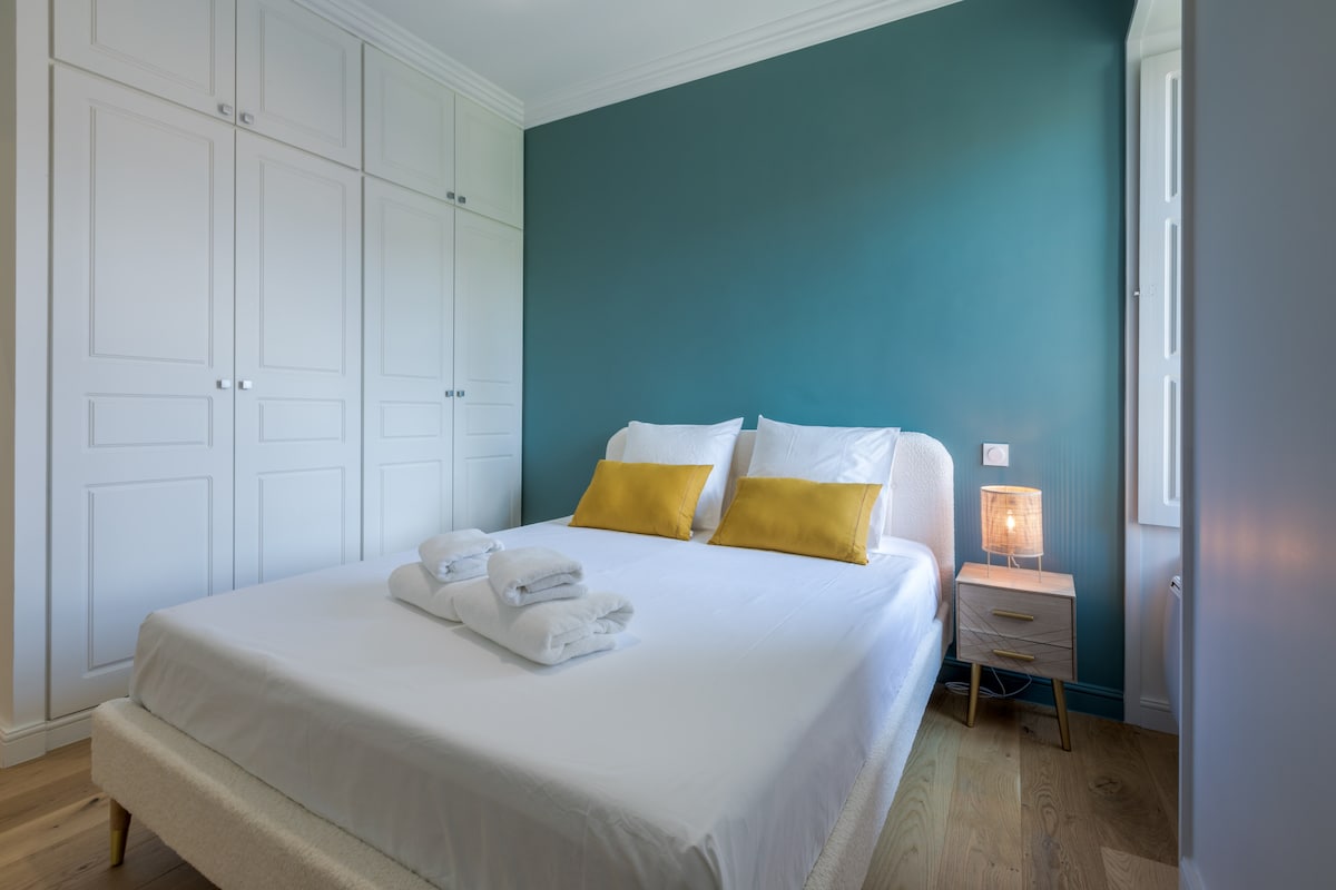 ห้องพักอบอุ่นพร้อมเครื่องนอนใหม่และสะดวกสบายมาก มองเห็นสนามหญ้าที่เงียบสงบ