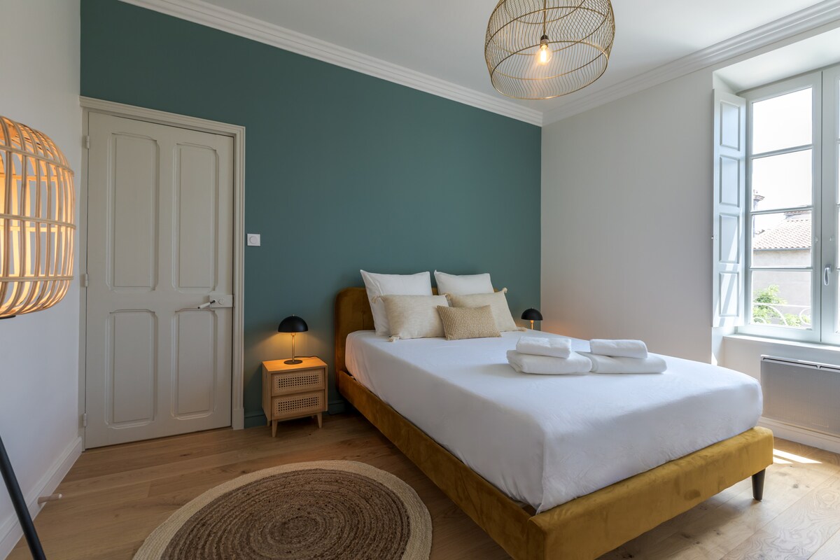 ห้องพักกว้างขวางและสว่างไสว มองเห็นมุมเล็กๆ ที่เงียบสงบของพื้นที่สีเขียว