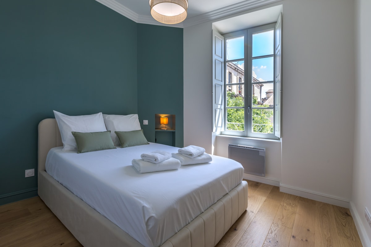 ห้องพักอบอุ่นและสว่างไสว มองเห็นมุมเล็กๆ ที่เงียบสงบของพื้นที่สีเขียว