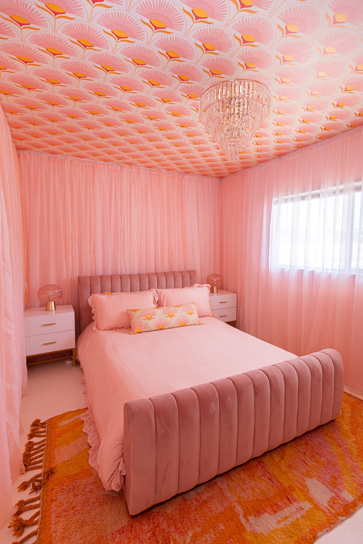 الاستيقاظ في غرفة النوم الوردية الأساسية يجعل دائمًا تجربة هادئة، مع ستائر وردية محضة تبطن المسكن بأكمله!