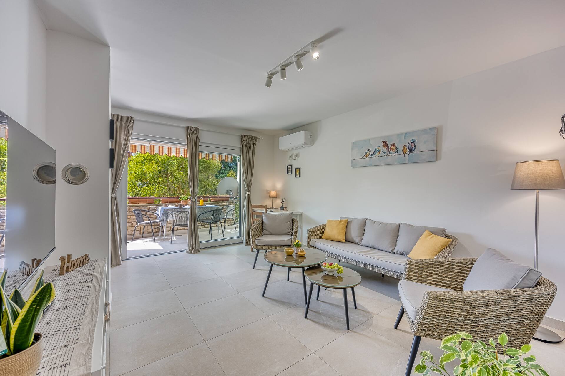 Family Apt, 15 min Walk to Parentino & Pical Beach