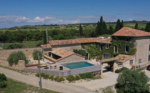 5 bedroom gîte facing the Dentelles de Montmirail