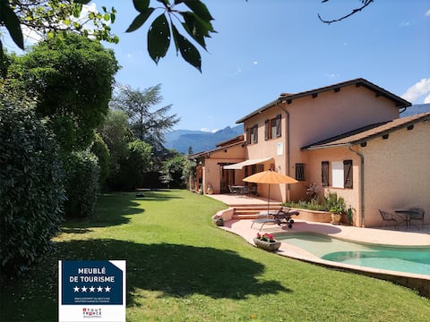 170 m2 villa with pool and sauna, 1300 m2 garden