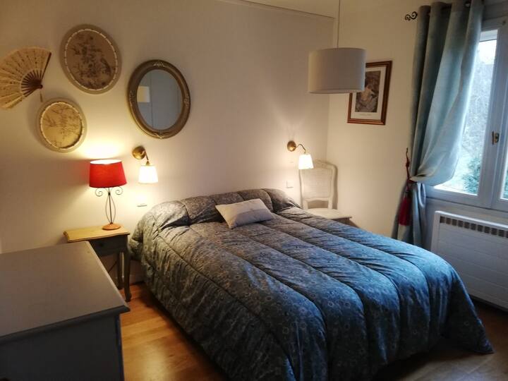 ห้องนอนหมายเลข 1 มีเตียงขนาด 140 ด้านสนามหญ้าที่เงียบสงบด้านหลังวิลล่า ตู้เสื้อผ้าขนาดใหญ่สำหรับเก็บของและผ้าห่มเสริม พัดลม