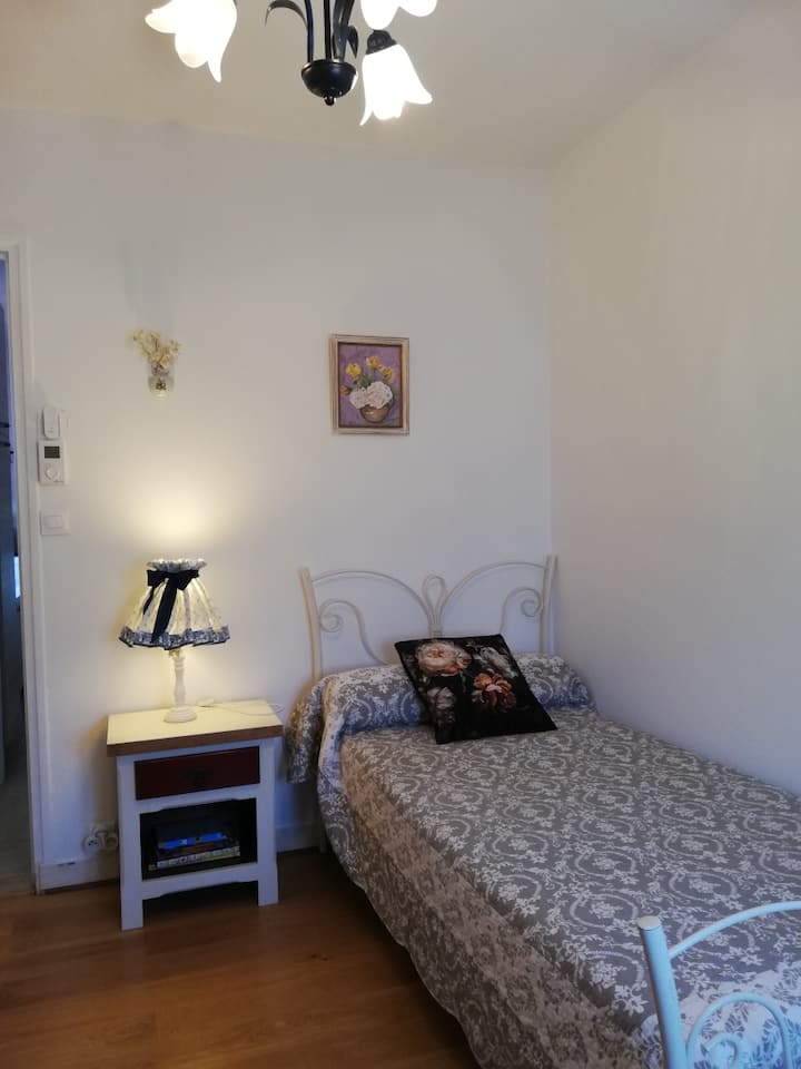 ห้องนอนที่ 3 มีเตียงเดี่ยว ตู้เสื้อผ้าติดผนังสำหรับเก็บของ ผ้าห่มเสริม พัดลม พื้นที่ทำงานพร้อม Wi-Fi