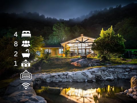 King bed & hot tub  in cloud forest mountains