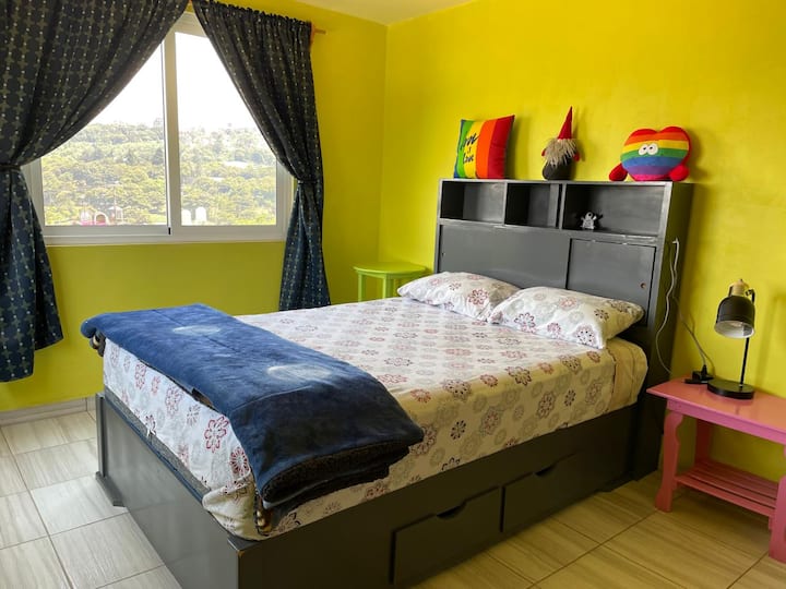 تحتوي هذه الغرفة على سرير مزدوج، وينام شخصان بشكل مريح هنا. 