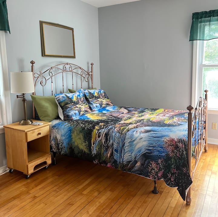 Cómoda cama tamaño queen en una habitación espaciosa