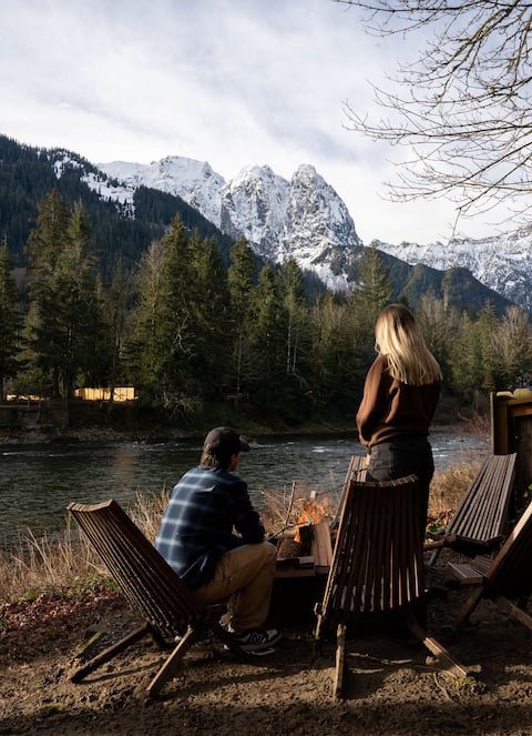 Riverfront Retreat, Epic Views & Hot Tub