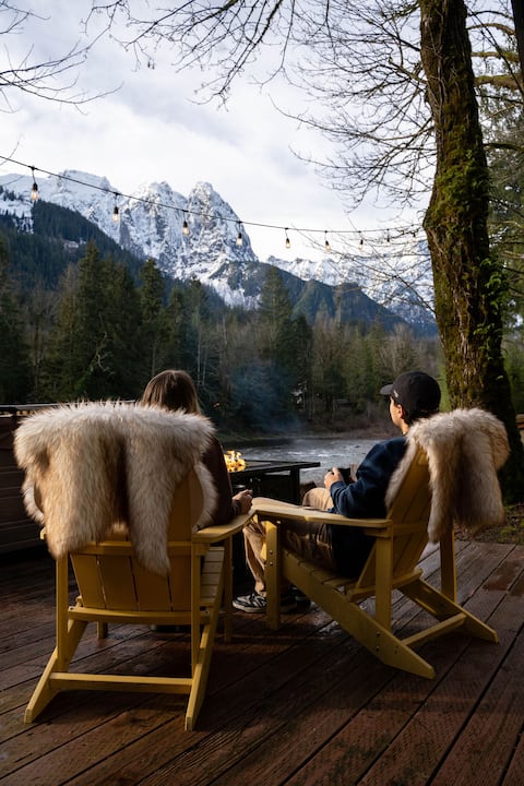 Riverfront Retreat, Epic Views & Hot Tub