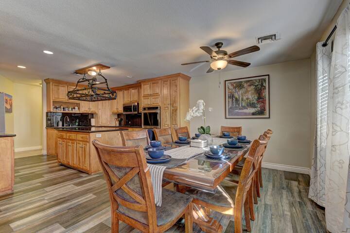 Villa with 2 Casita*Pool *7 Br4Bath-RV parking gallery image 3