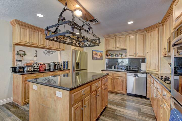 Villa with 2 Casita*Pool *7 Br4Bath-RV parking gallery image 4