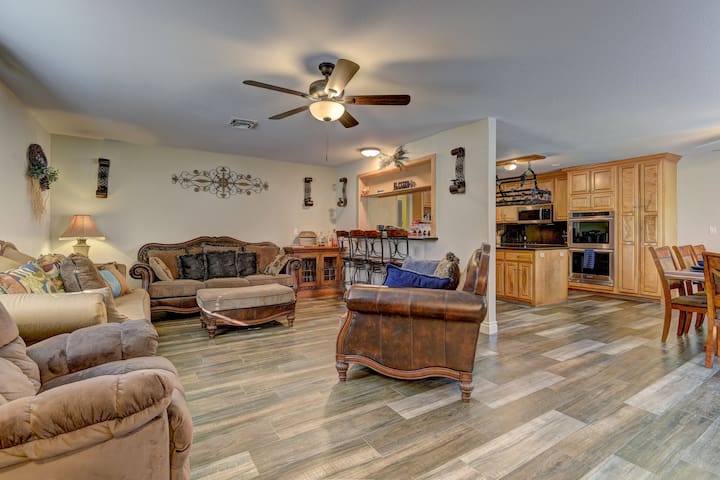 Villa with 2 Casita*Pool *7 Br4Bath-RV parking