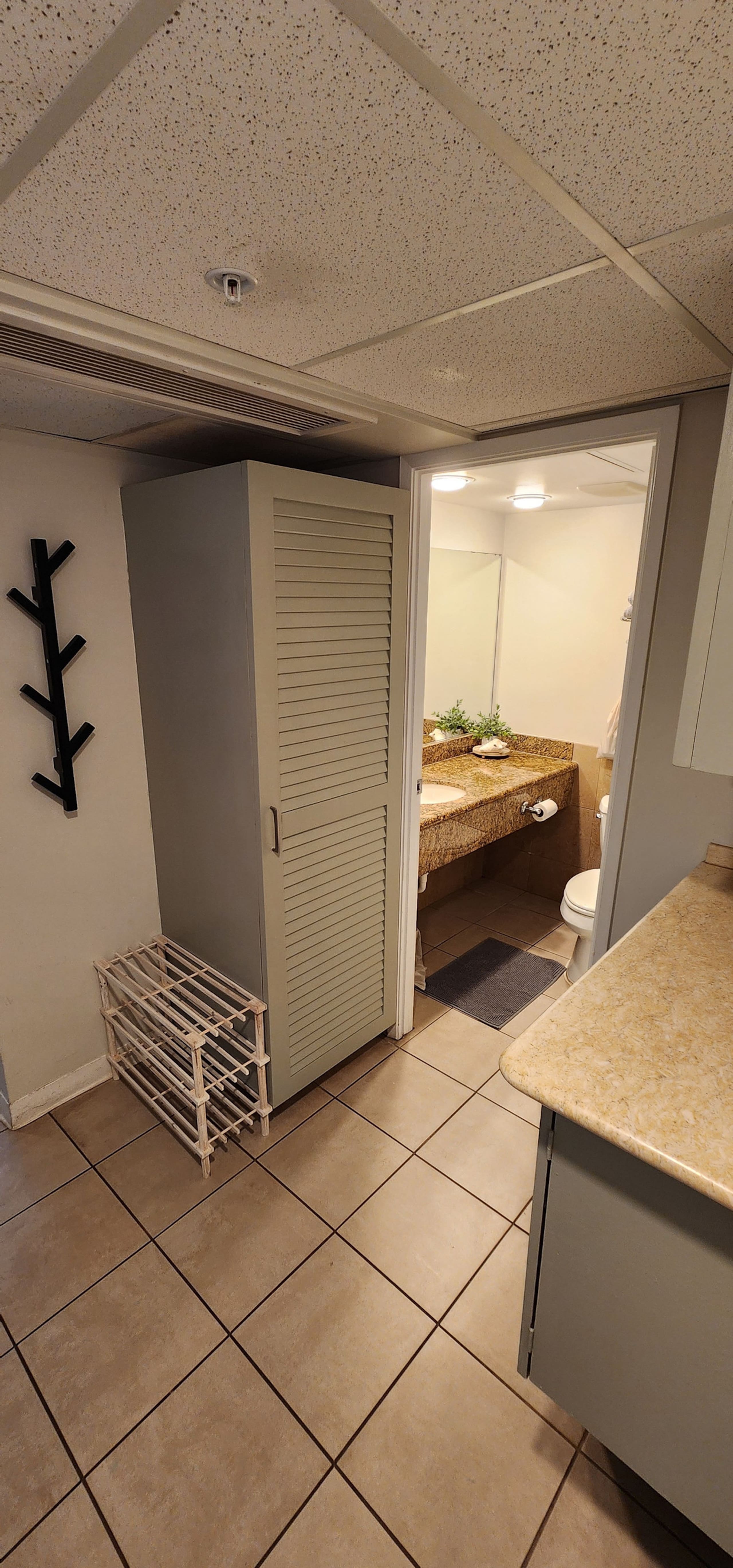 Cozy Waikiki studio with Diamond Head views - Image 3