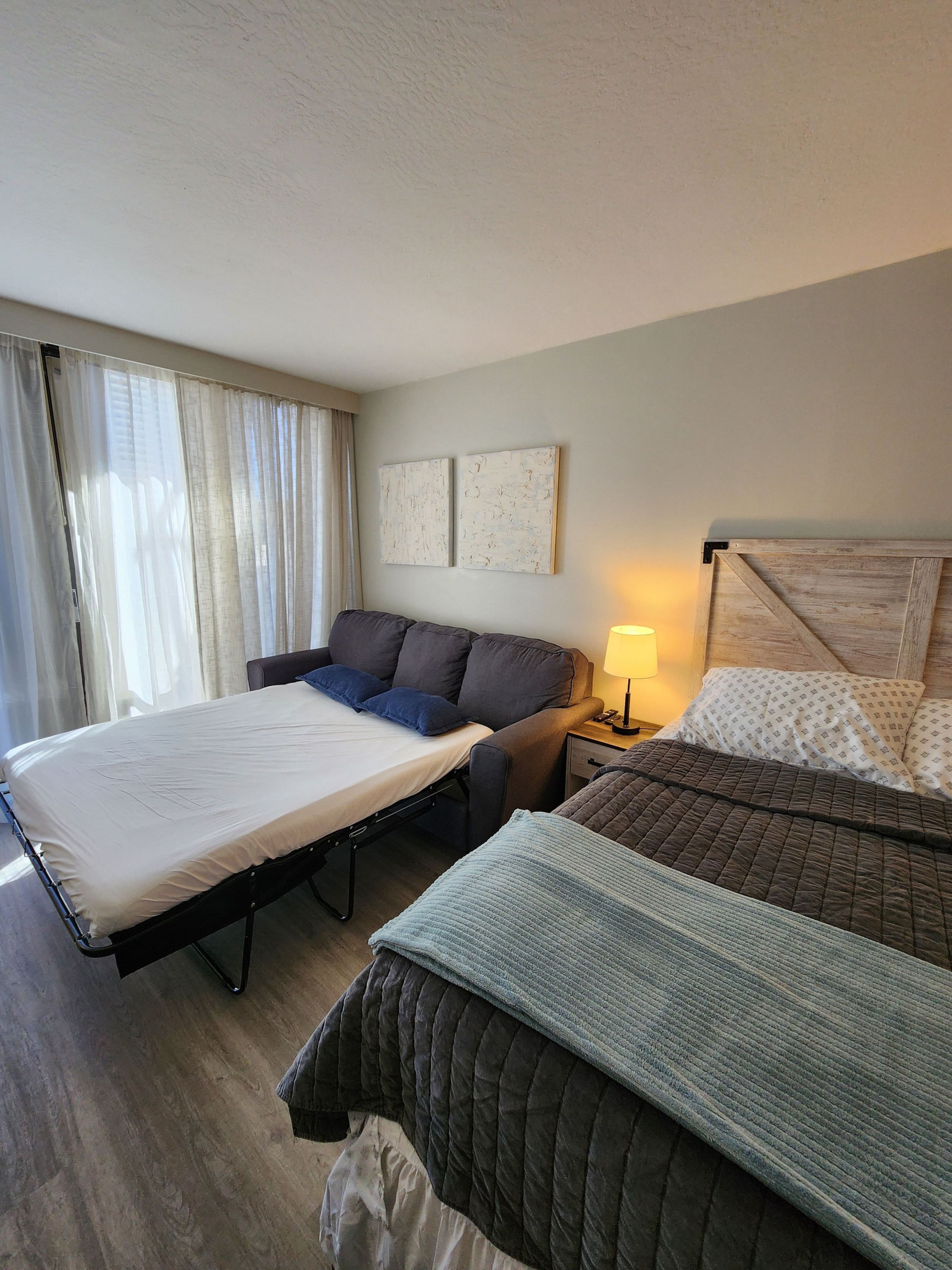 Cozy Waikiki studio with Diamond Head views - Image 4