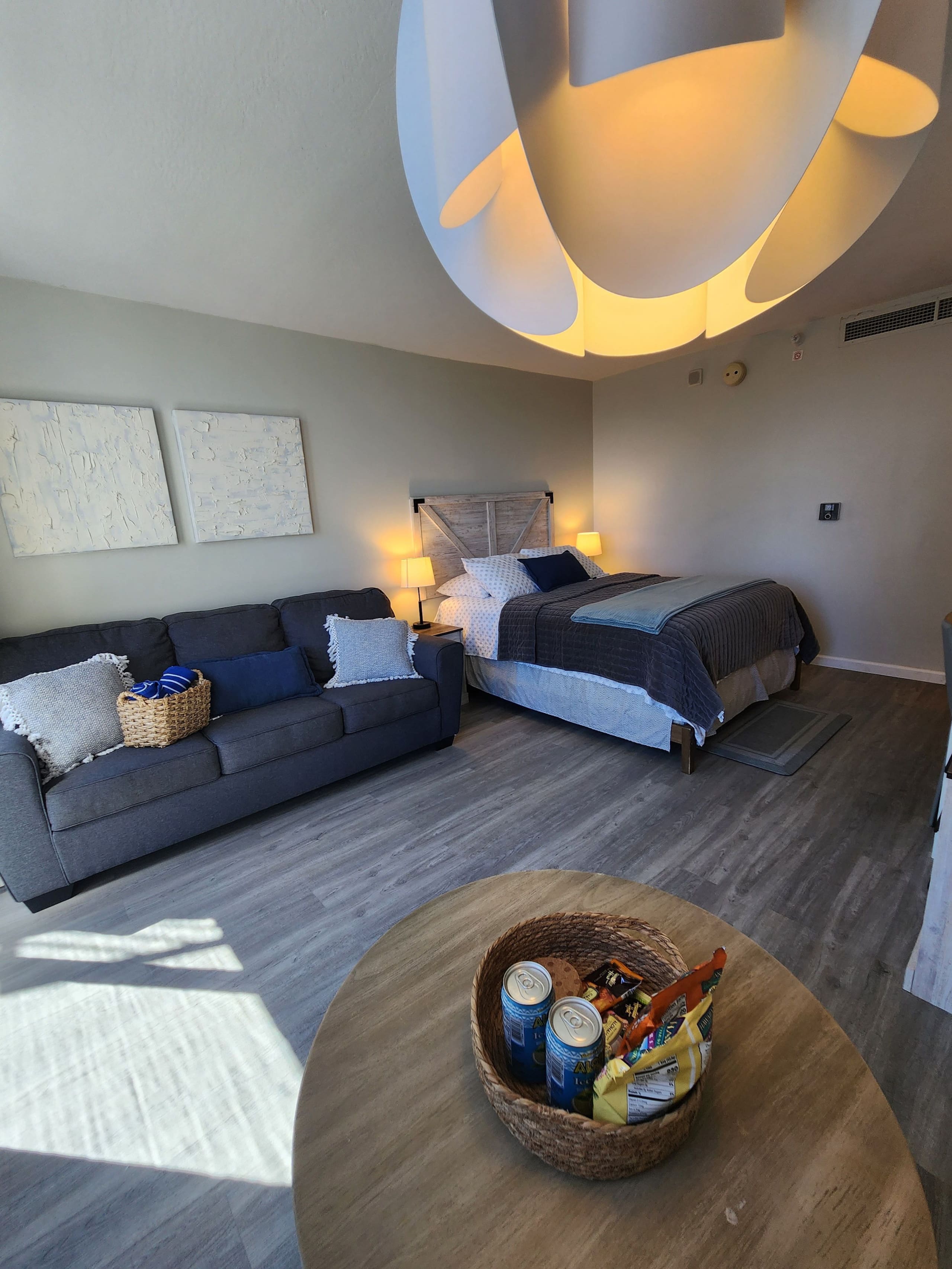 Cozy Waikiki studio with Diamond Head views - Image 6