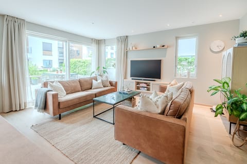 Successful Airbnb property: Modern apartment in the city center, parking space with charger in Kristiansand