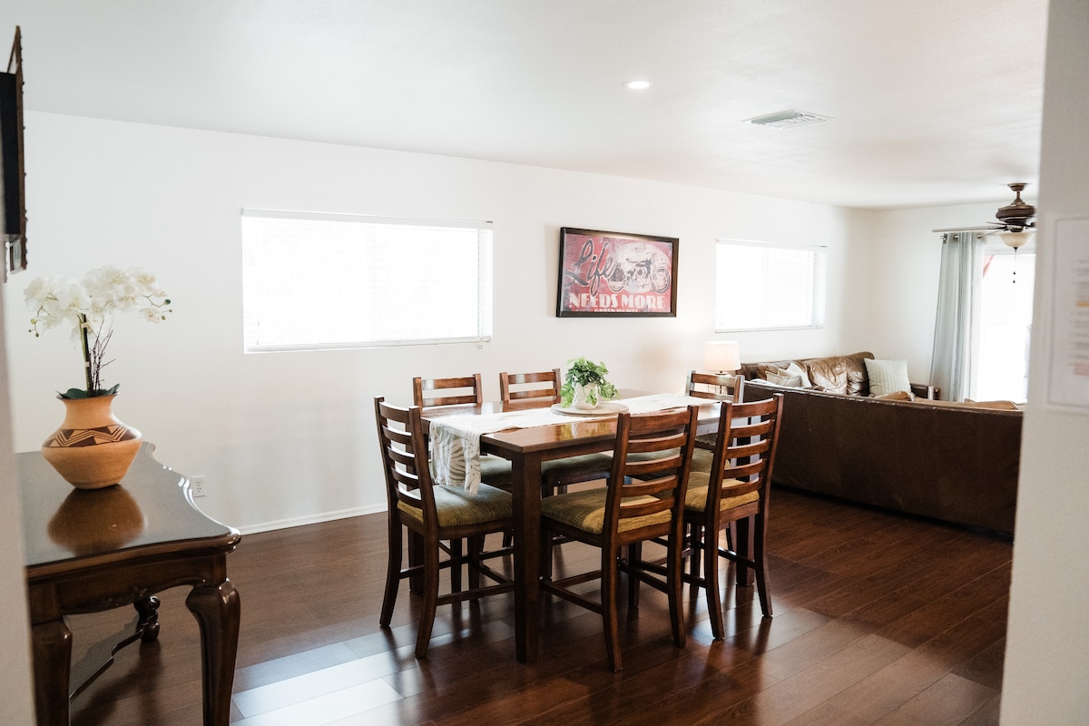 الطاولة العلوية تتسع لستة أشخاص وجزيرة المطبخ اللطيفة تتسع لثلاثة أشخاص بشكل مريح