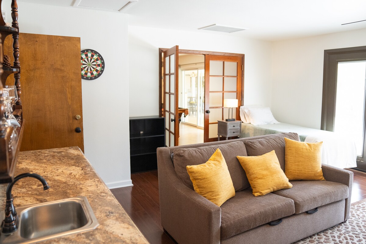 أريكة نوم مريحة جديدة كاملة الحجم وأيضًا سرير مزدوج XL في هذه المنطقة.  تلفزيون بشاشة كبيرة أيضًا