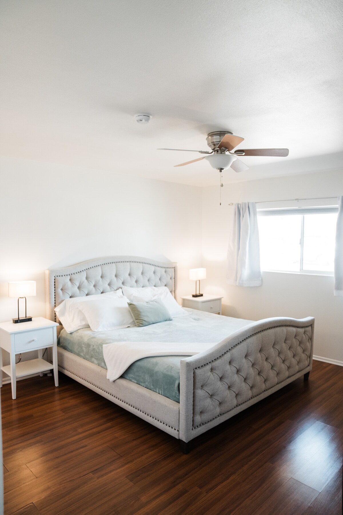 سرير كينج مريح في الجناح الرئيسي مع حمام ملحق - دش