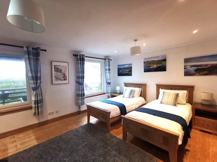 Prostrana dvokrevetna soba u prizemlju s dva prozora s pogledom na jezero i vrt. Hrastov ormar, komoda i dva bočna ormarića. Fotografije iz zraka okolice.