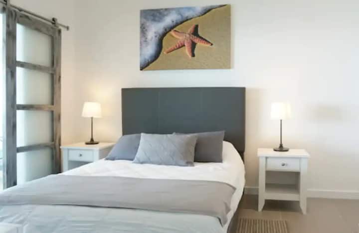 ห้องนอนใหญ่กว้างขวางพร้อมเตียงที่สะดวกสบายและบรรยากาศที่ผ่อนคลาย