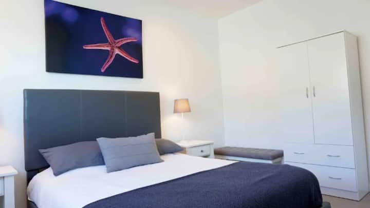 ห้องนอนที่สองที่มีสิ่งอำนวยความสะดวกครบครันพร้อมเตียงที่สะดวกสบายและบรรยากาศที่ผ่อนคลาย