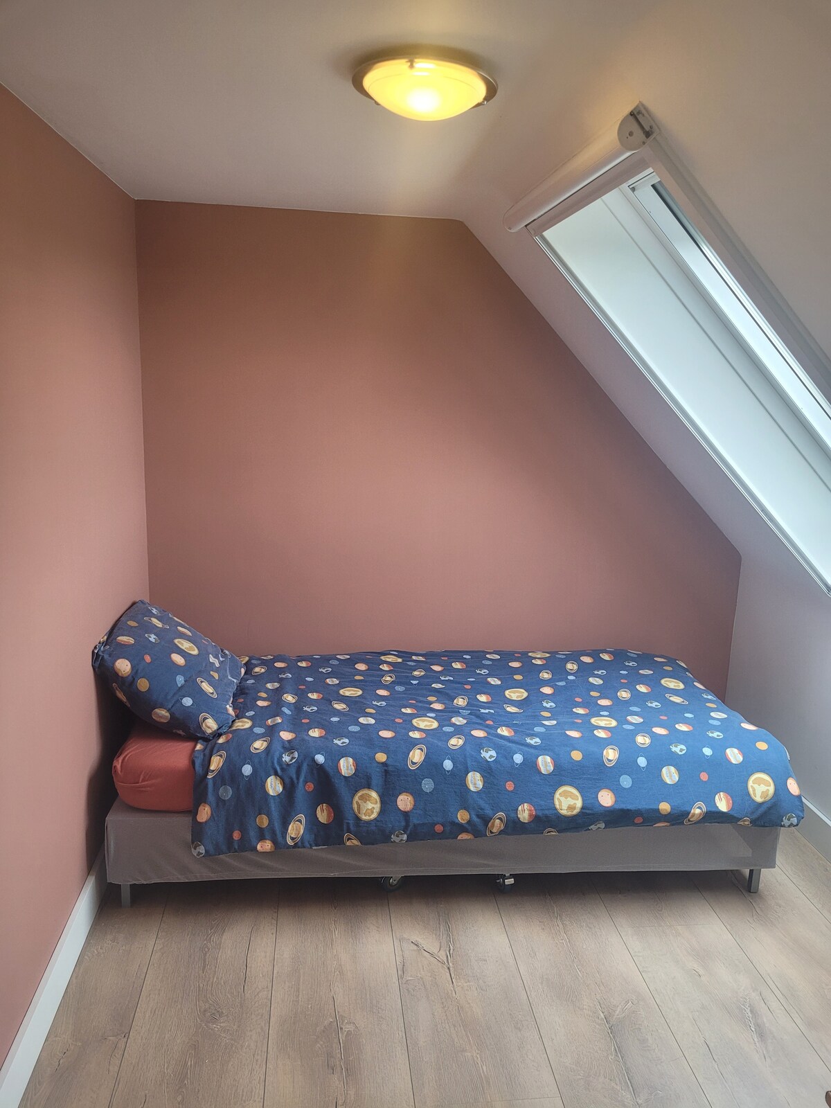 Спална соба со единечен кревет 90x200