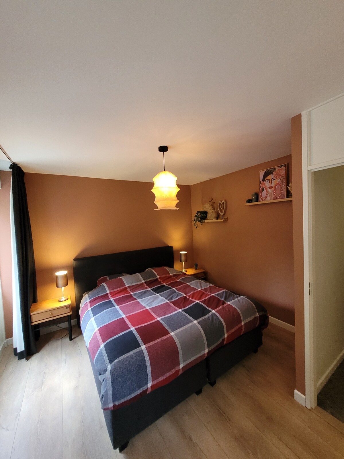 Спална соба со брачен кревет (широк 180 x 200 см)