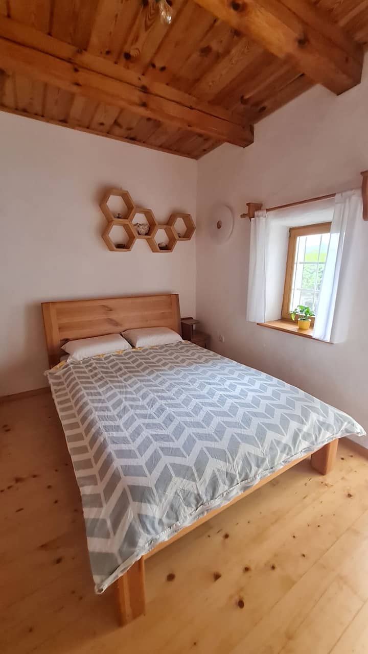 Krásna spálňa s výhľadom do dvora a balkónovými dverami na odchod. V prípade potreby sme do izby umiestnili detskú posteľ. Izba má vlastnú kúpeľňu. V izbe je čitateľský kútik. Izba má vlastnú kúpeľňu.