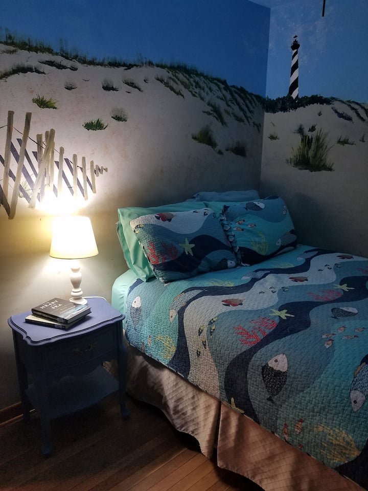 Krevat dopio "queen", dollap me varëse, ventilator tavani, grila dhe perde që errësojnë dhomën.