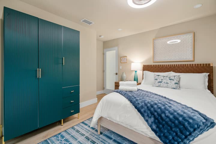Bedroom with queen mattress + TV + work desk 