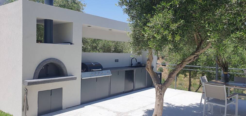 Spacious Villa*Private Pool with Hydromassage*BBQ gallery image 5