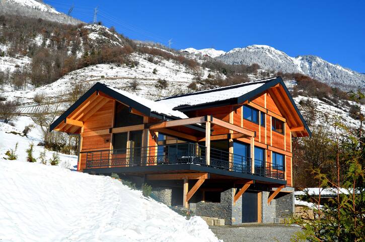 Entire home with 4 bedrooms in Aime - Piscine (mai-sept), Jacuzzi, proche Paradiski
