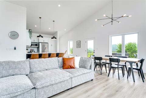 Mins to Downtown | Fire Pit | BBQ | Golf Nearby