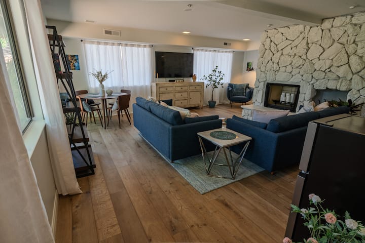 Uitzicht op de grote woonkamer.