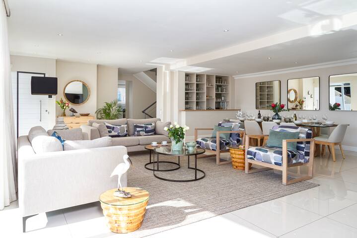 Stylish Villa, 100m From The Camps Bay Beach gallery image 4