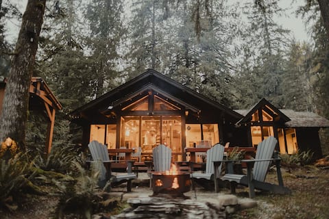 North Cascades Cabin • Riverfront • Hot Tub