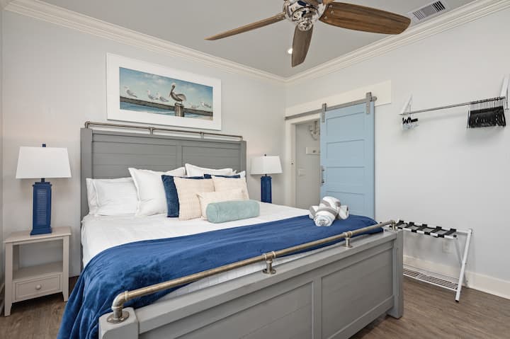 ที่พักชั้นบนสุดหรูนี้มีเตียงคิงไซส์ ห้องน้ำในตัว สมาร์ททีวี พัดลมเพดาน โต๊ะทำงาน และงานศิลปะชายฝั่ง โคมไฟข้างเตียงมีพอร์ต USB และราวแขวนเสื้อติดผนังพร้อมไม้แขวนเสื้อเพิ่มความสะดวกสบาย ก้าวขึ้นไปบนดาดฟ้าของคุณพร้อมที่นั่งสำหรับ 2 คน