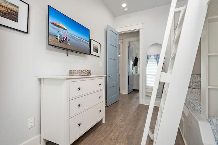 ห้องนอนนี้มีเตียงควีนไซส์ในตัว 4 เตียงพร้อมบันได ตู้ลิ้นชักสำหรับเก็บของ และทีวีรุคุ กระจกยาว ม่านบังแสง และราวแขวนเสื้อผ้าพร้อมไม้แขวนเสื้อช่วยเพิ่มความสะดวกสบายและความสะดวกสบาย