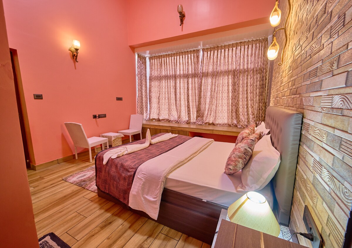 ベッドサイドランプやドレッシングエリアなど、木製のフローリングと上品なインテリアを磨き、このお部屋は機能性と贅沢さを完璧に融合させ、体験に最適です。