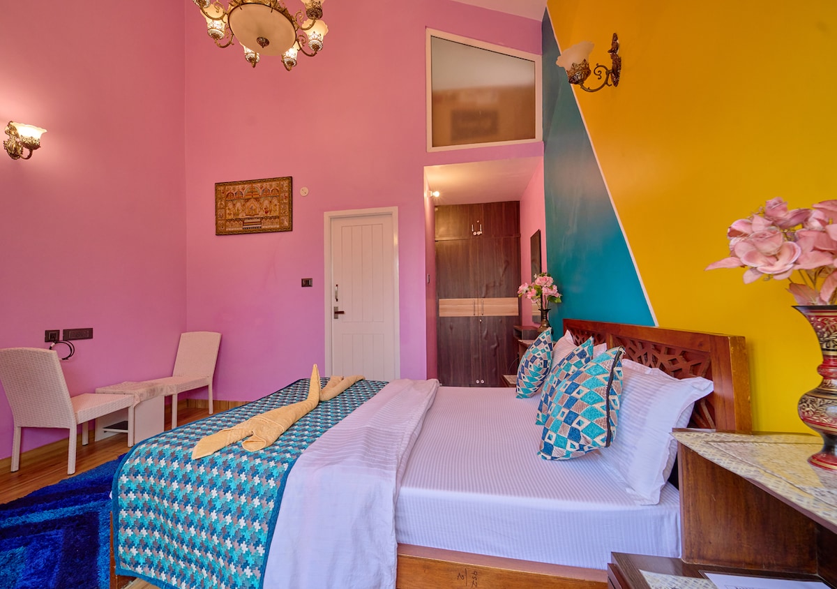 お部屋には、豪華なリクライニングチェアやロッキングチェアなど、快適な座席オプションが混在しており、くつろぐのに最適です。 カーテン付きの大きな窓から自然光が差し込んでおり、温かみのある魅力的な雰囲気を作り出しています。