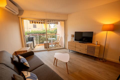 Popular Airbnb listing: Renovated apartment, sea within walking distance. in Fréjus