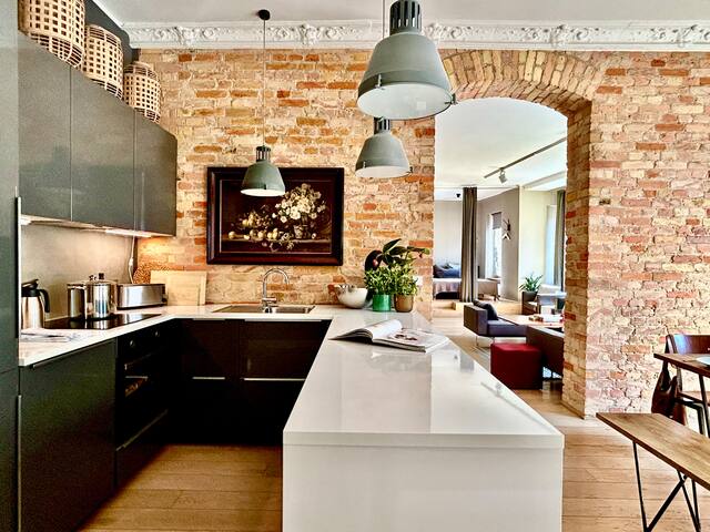 “BIG + Beautiful” – central 5 BR / 3Bath + balcony gallery image 2